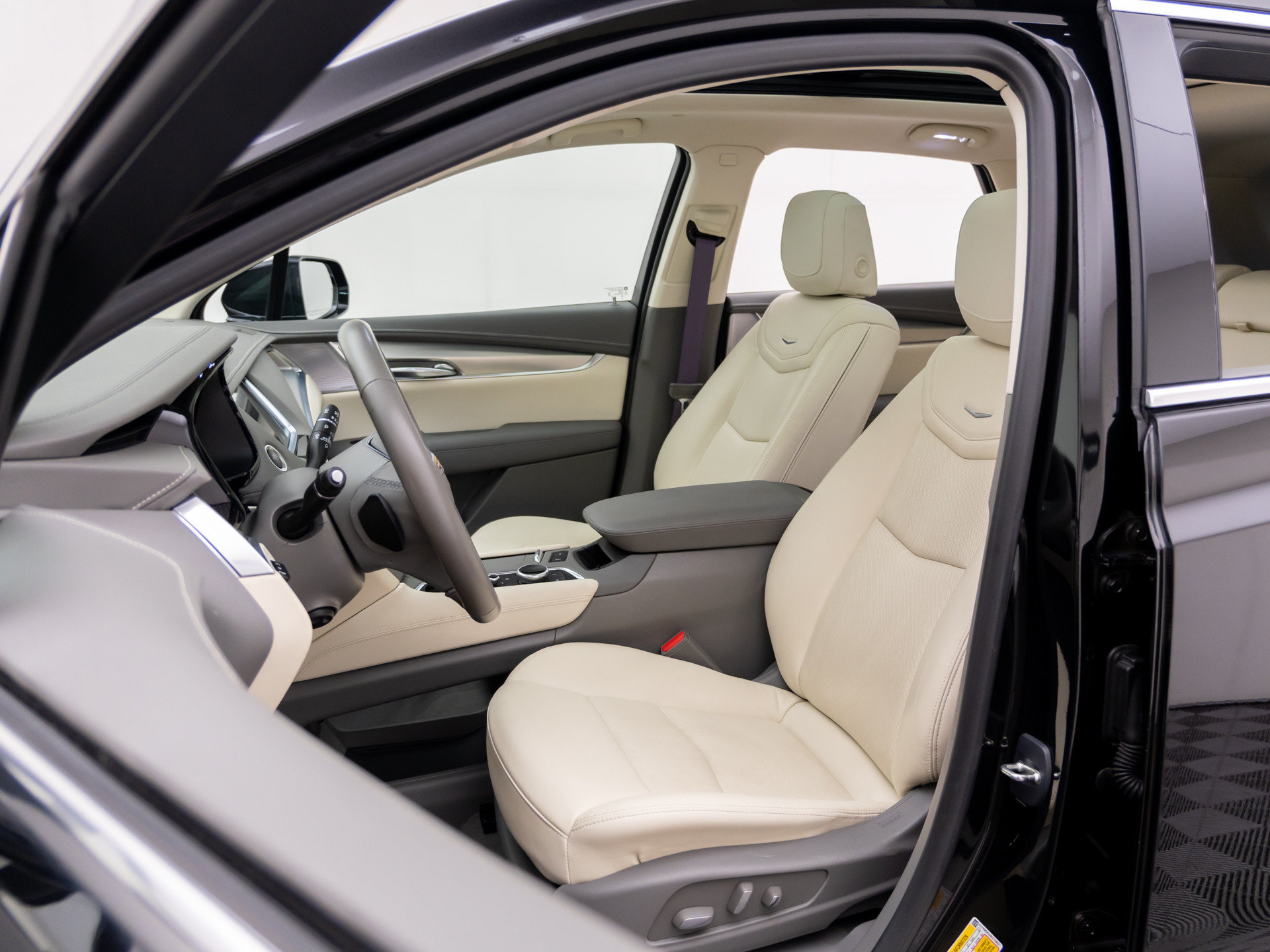 Used 2024 Cadillac XT5 Premium Luxury w/ Technology Package AWD/4WD image 18