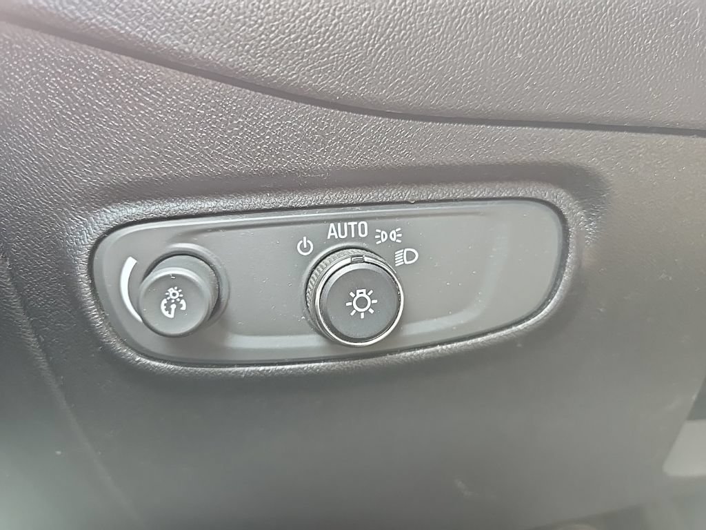 Used 2018 Chevrolet Equinox LS AWD/4WD image 18