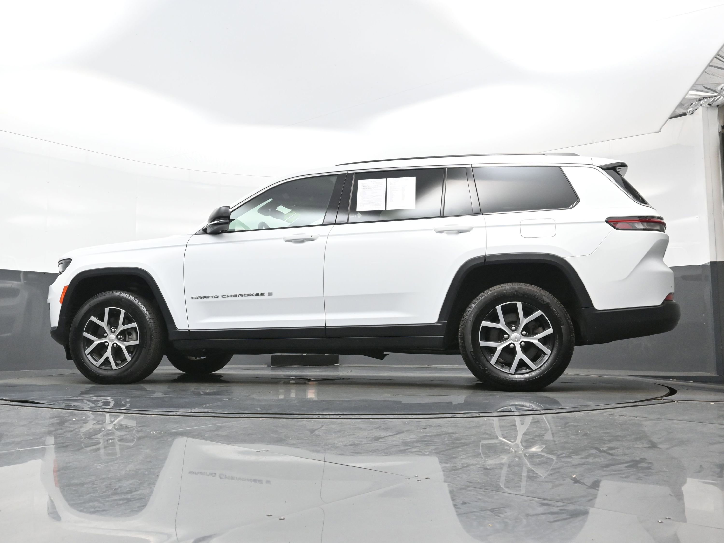 Used 2025 Jeep Grand Cherokee L Limited AWD/4WD image 27