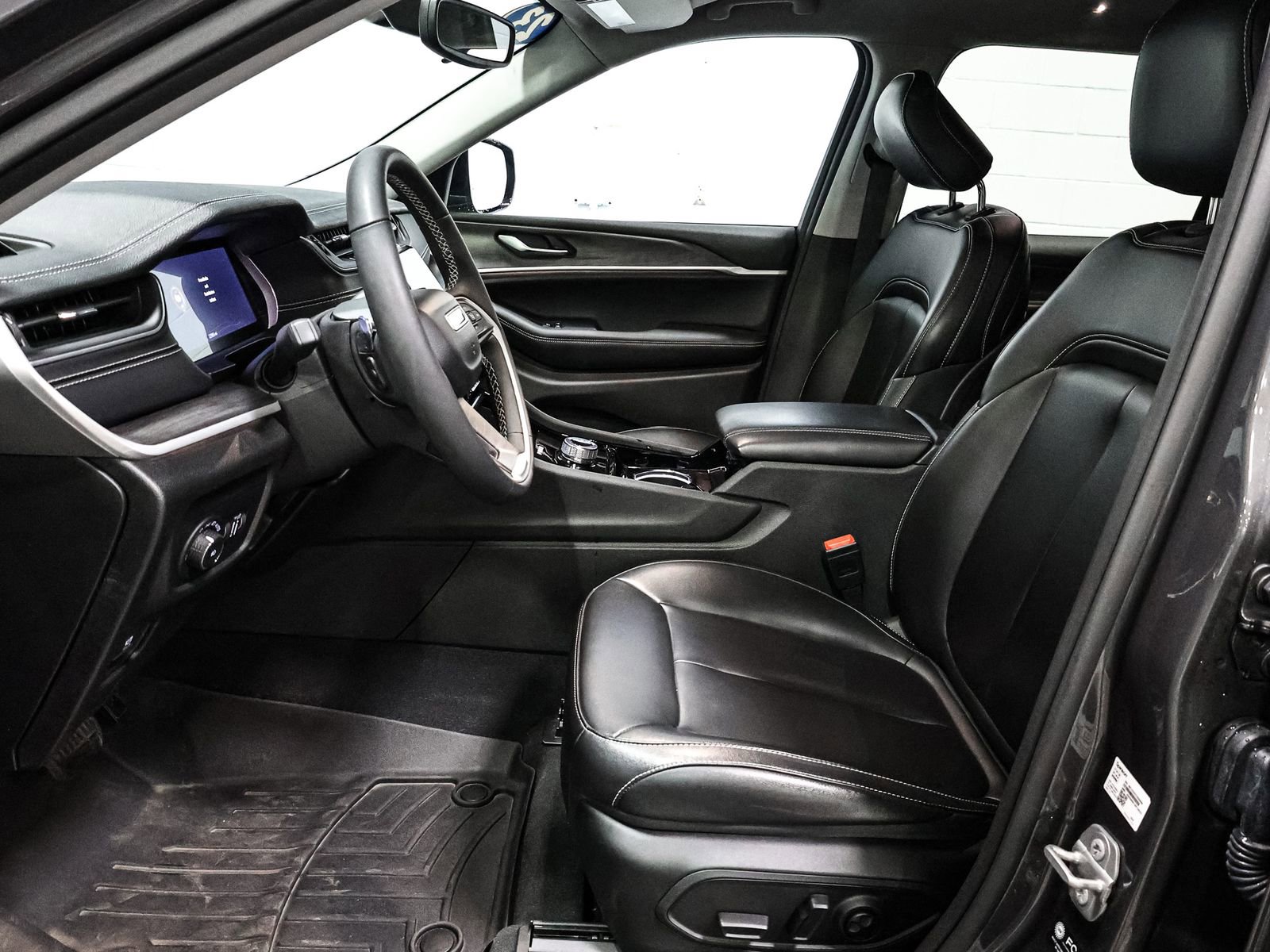 Used 2023 Jeep Grand Cherokee L Limited w/ Black Appearance Package image 21