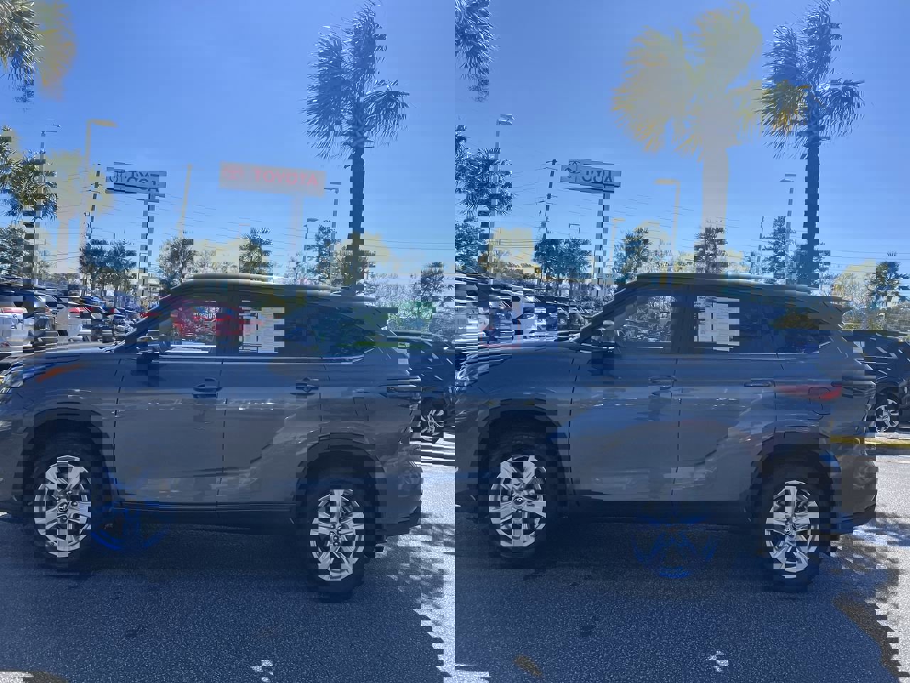 Used 2024 Toyota Highlander LE AWD/4WD image 7