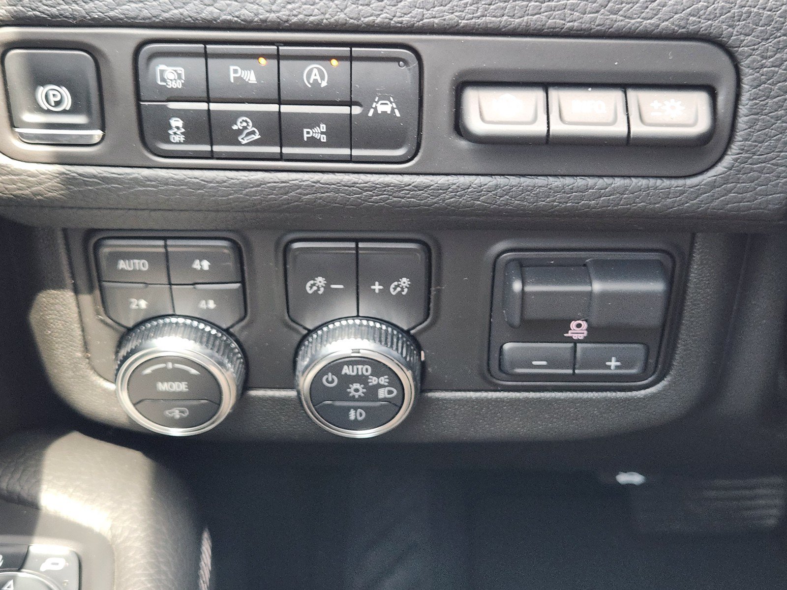 Used 2024 GMC Yukon Denali w/ Advanced Technology Package AWD/4WD image 19