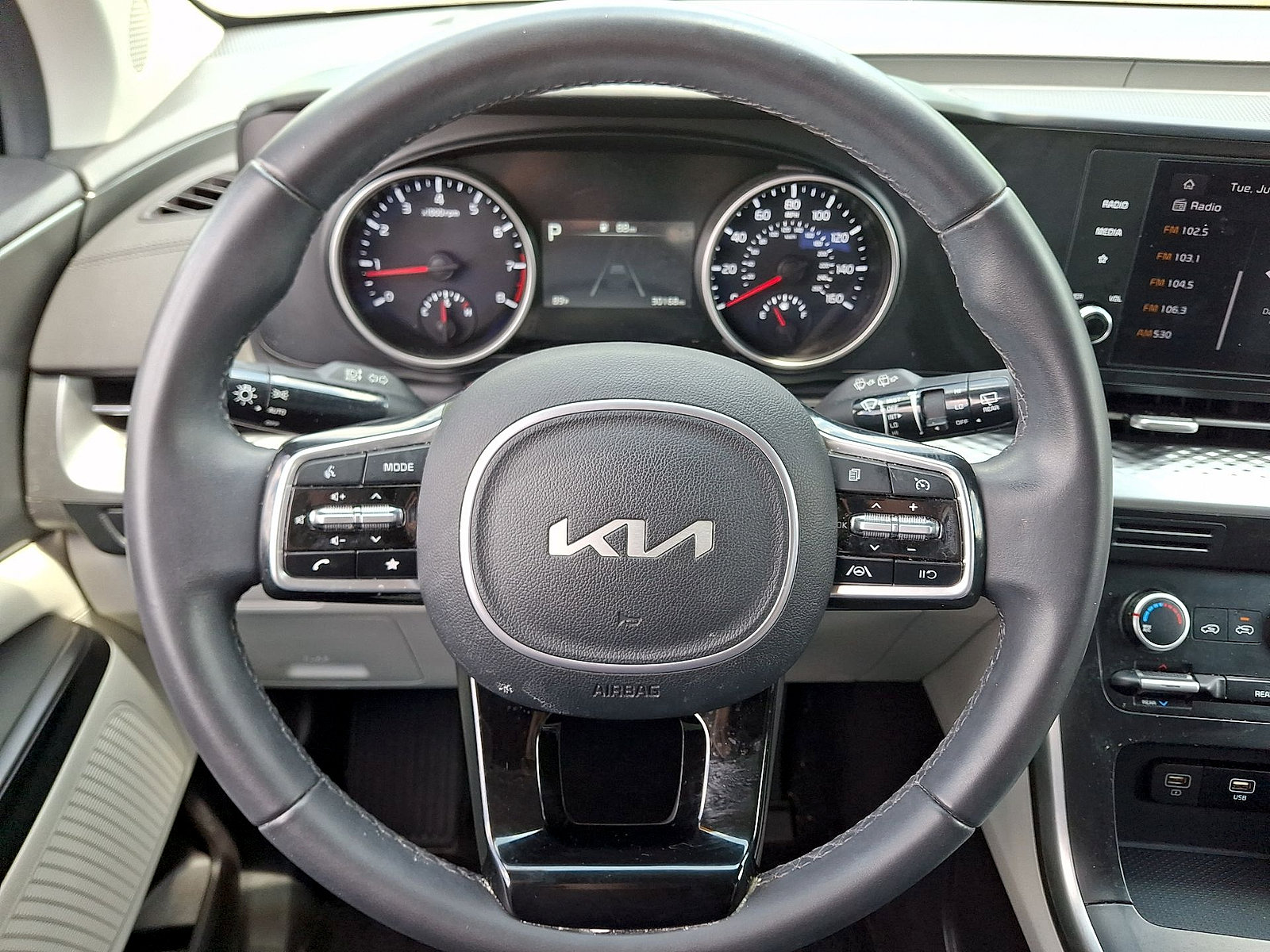 Used 2024 Kia Carnival LX FWD image 16