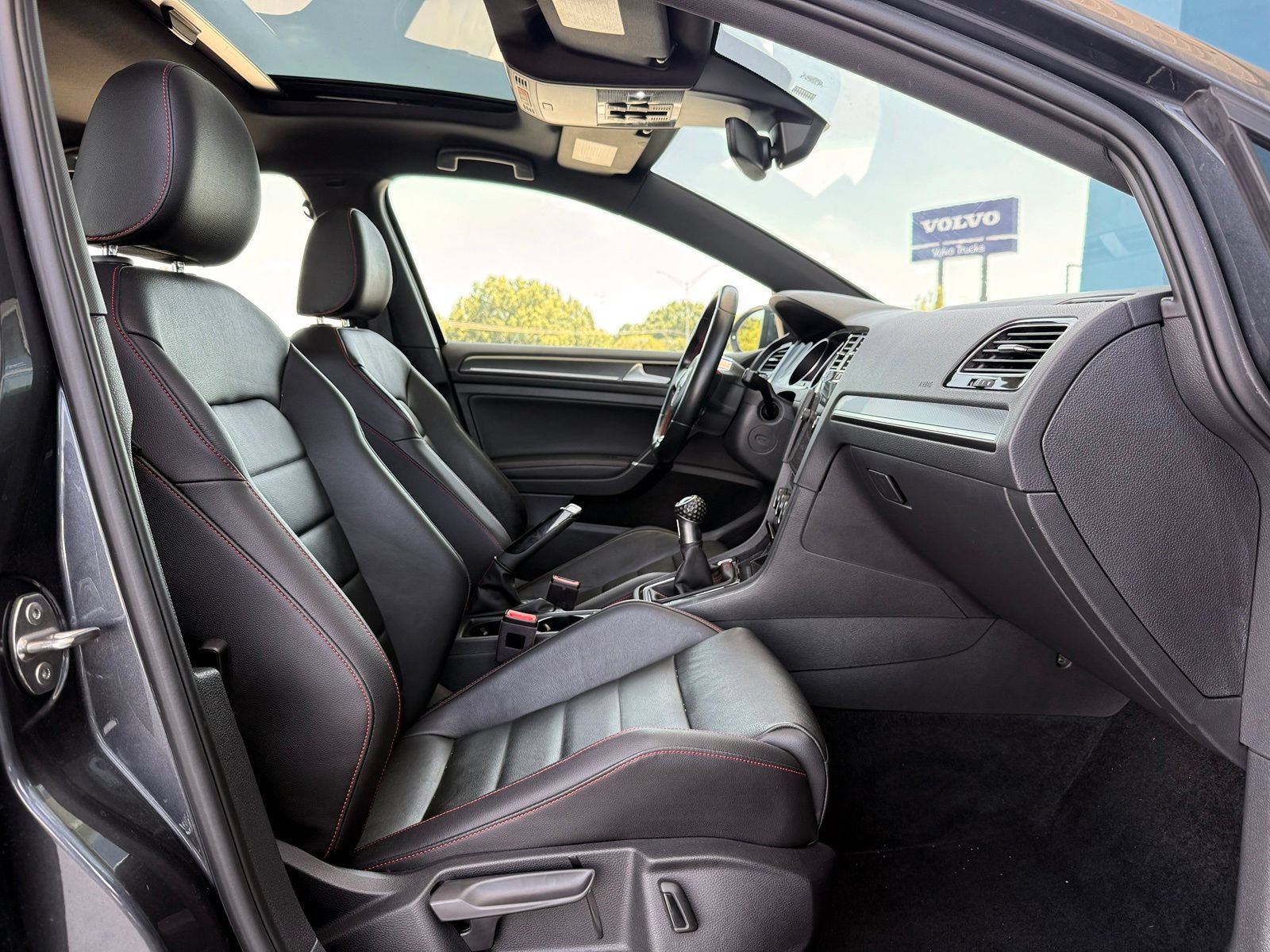Used 2018 Volkswagen GTI SE FWD image 25