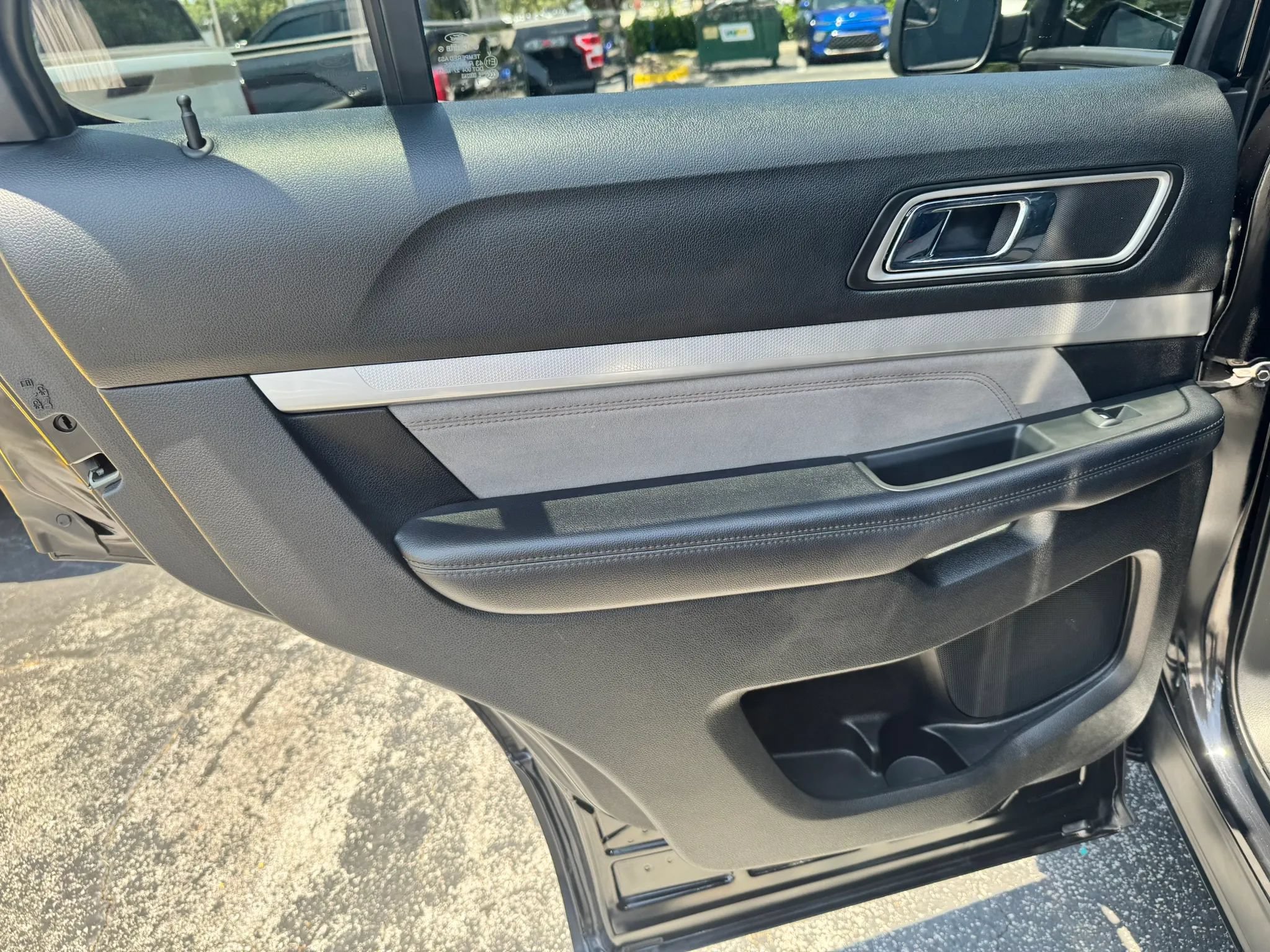 Used 2017 Ford Explorer XLT w/ Equipment Group 202A FWD image 33