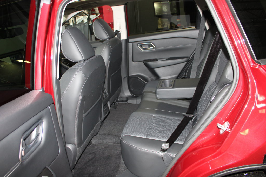 Used 2025 Nissan Rogue Platinum AWD/4WD image 11