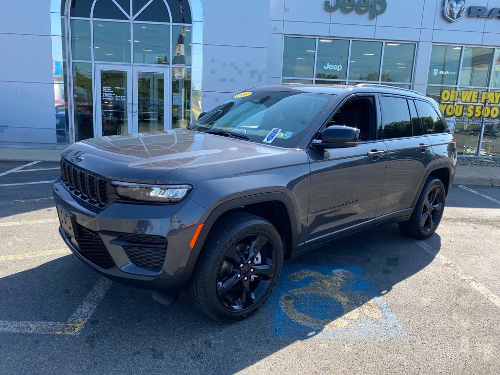 Used 2025 Jeep Grand Cherokee Altitude