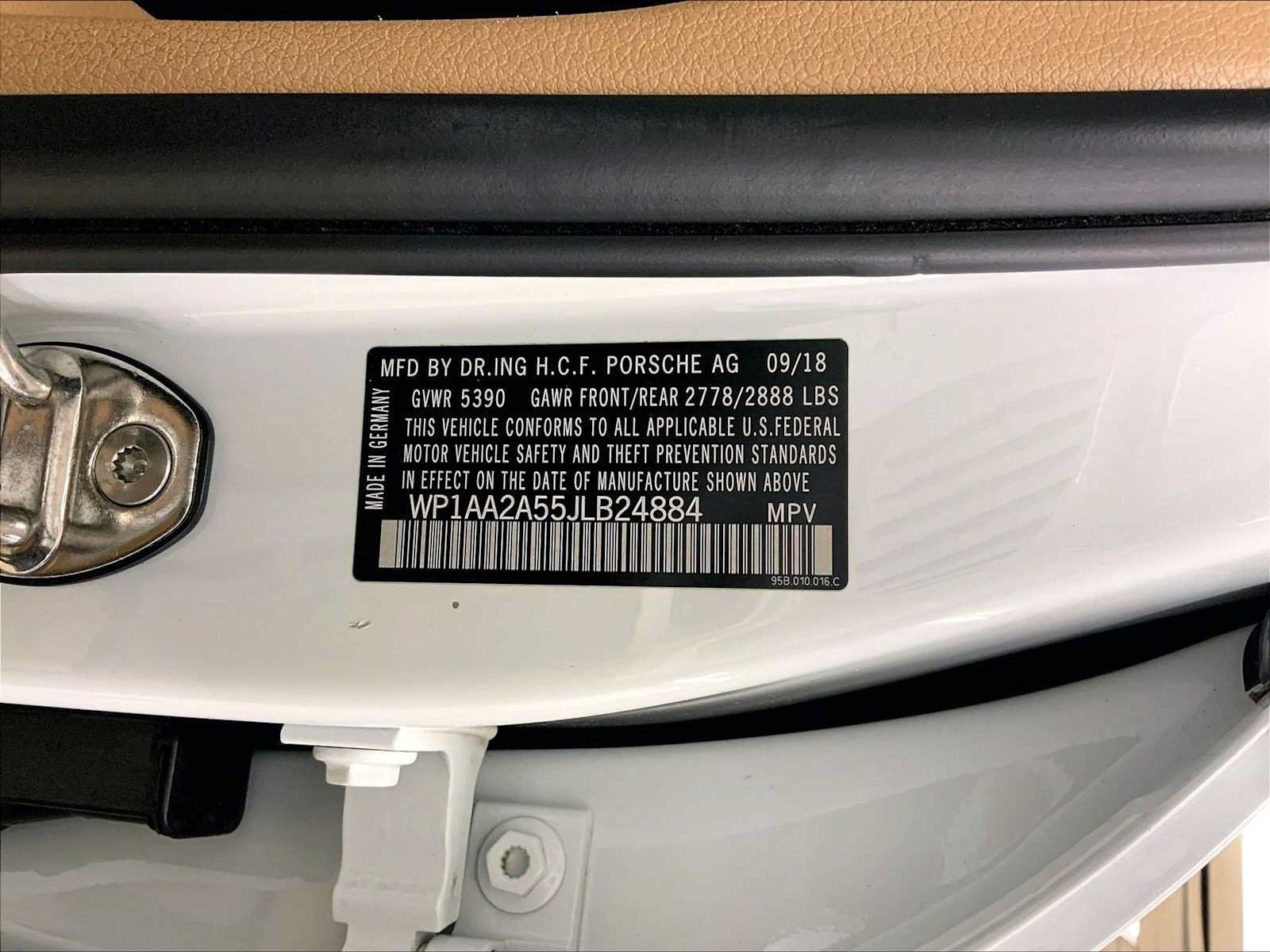 Certified 2018 Porsche Macan AWD/4WD image 36