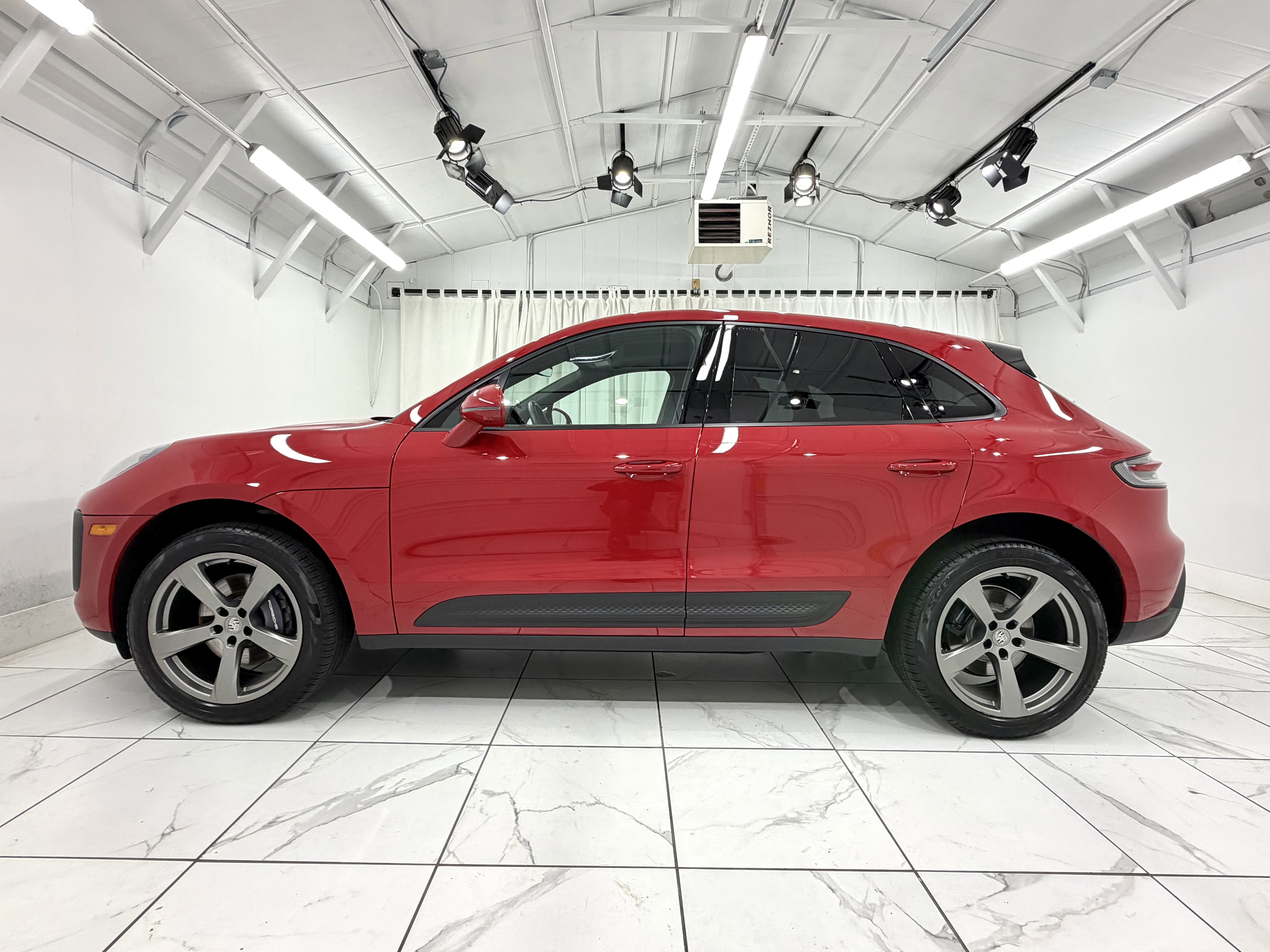 Certified 2024 Porsche Macan image 3
