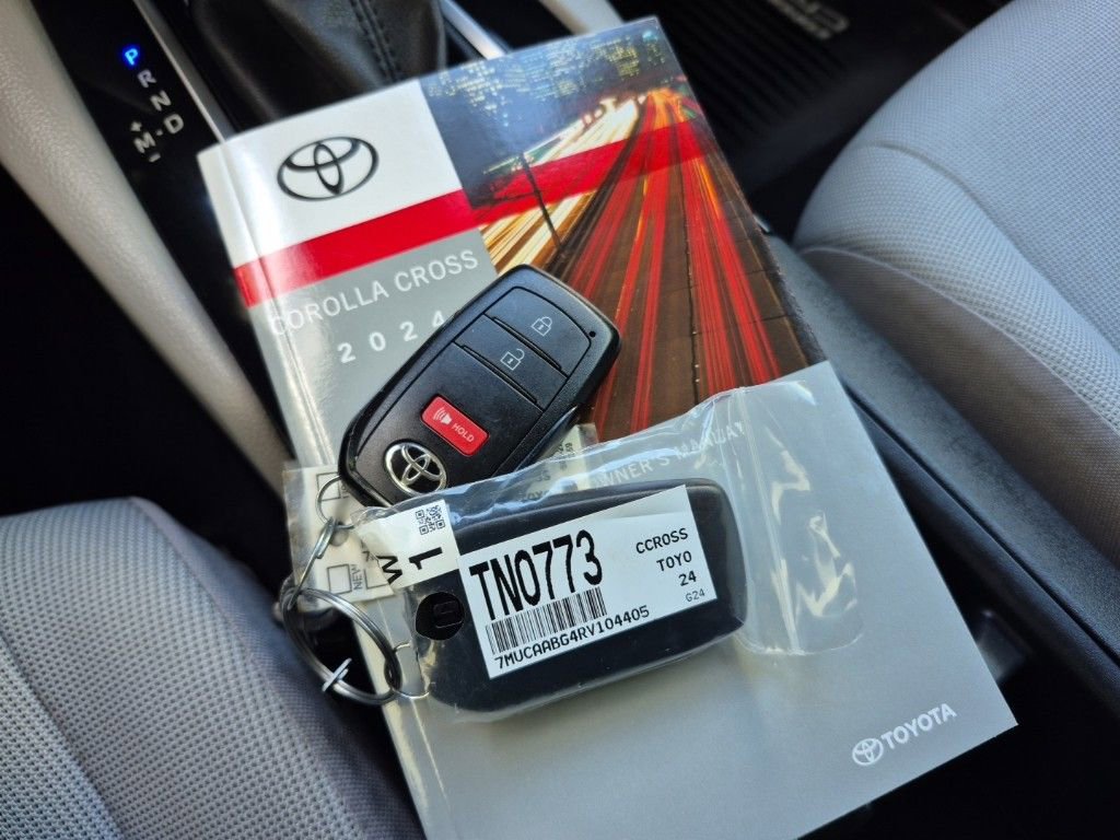 Used 2024 Toyota Corolla Cross LE image 28