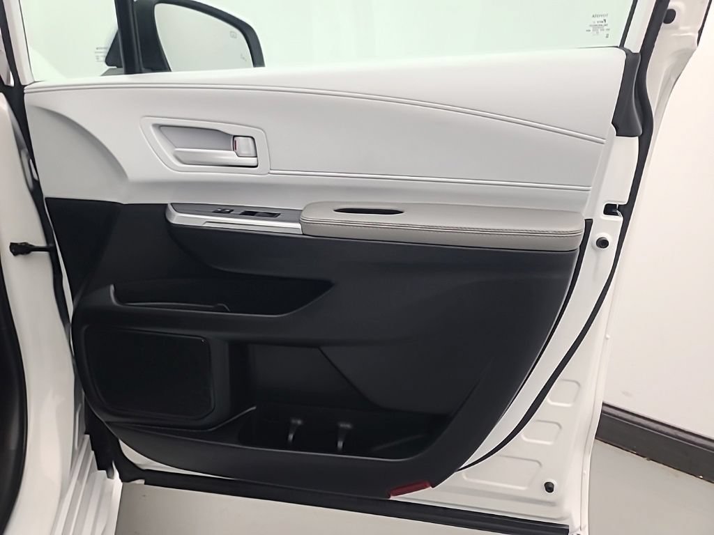 Used 2026 Toyota Sienna LE FWD image 13