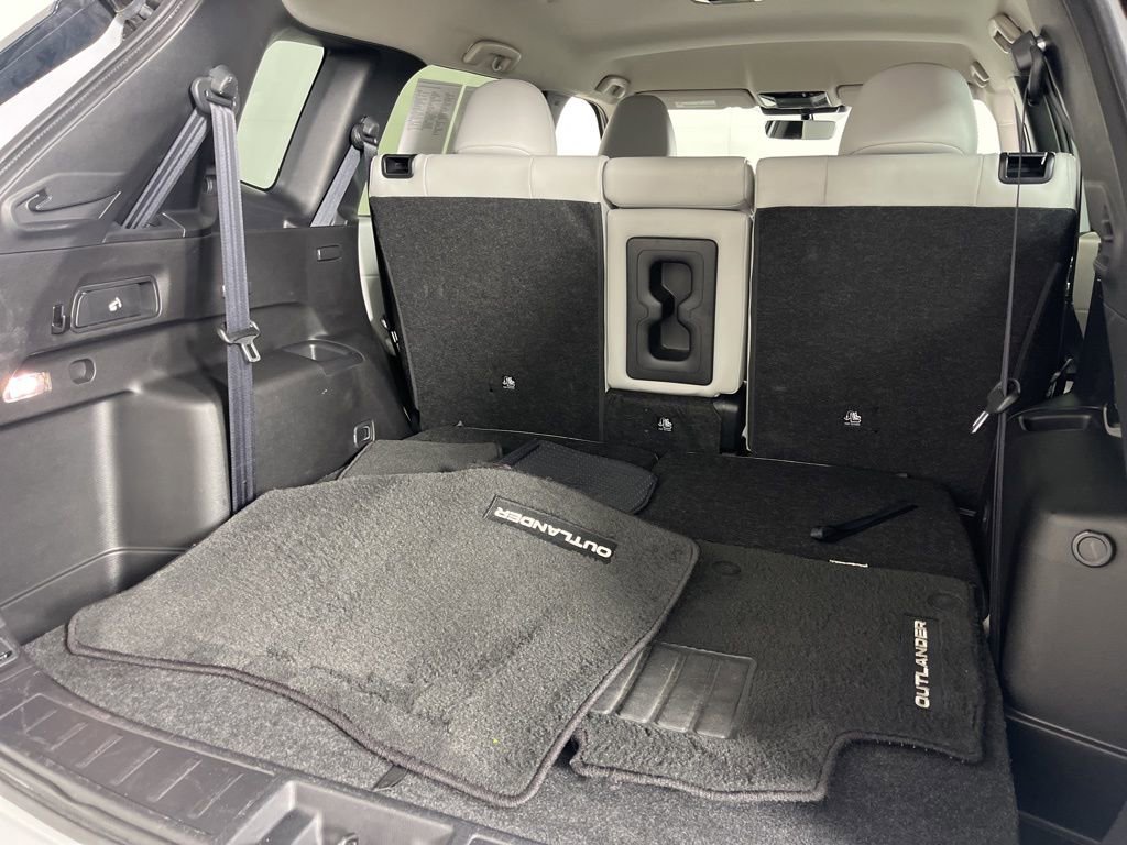 Used 2025 Mitsubishi Outlander SE image 9