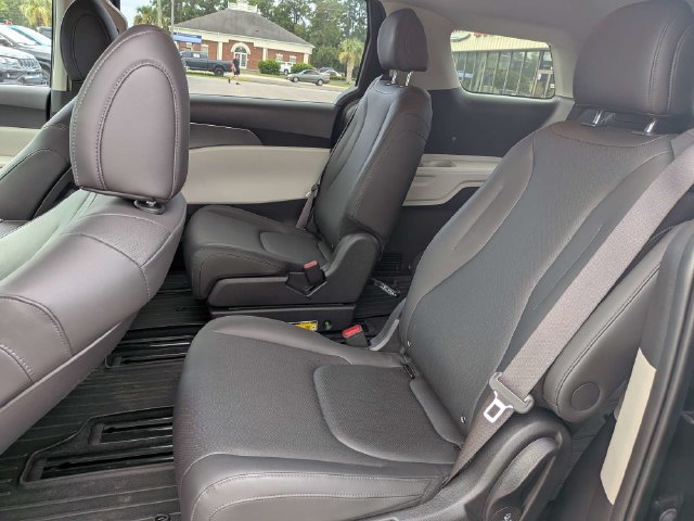 Used 2024 Kia Carnival LX FWD image 13