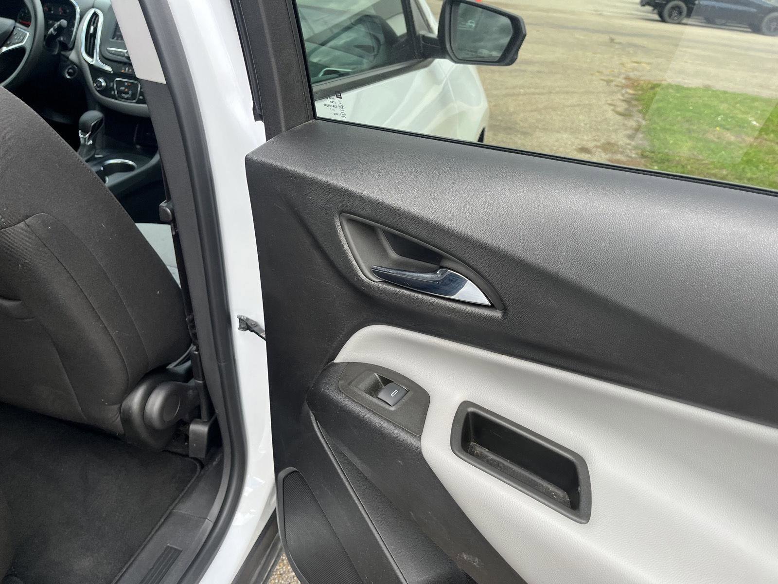 Used 2023 Chevrolet Equinox LS image 32