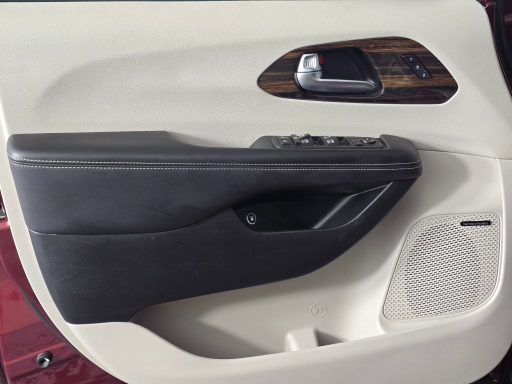 Used 2022 Chrysler Pacifica Limited w/ Uconnect Theater Family Group FWD image 38