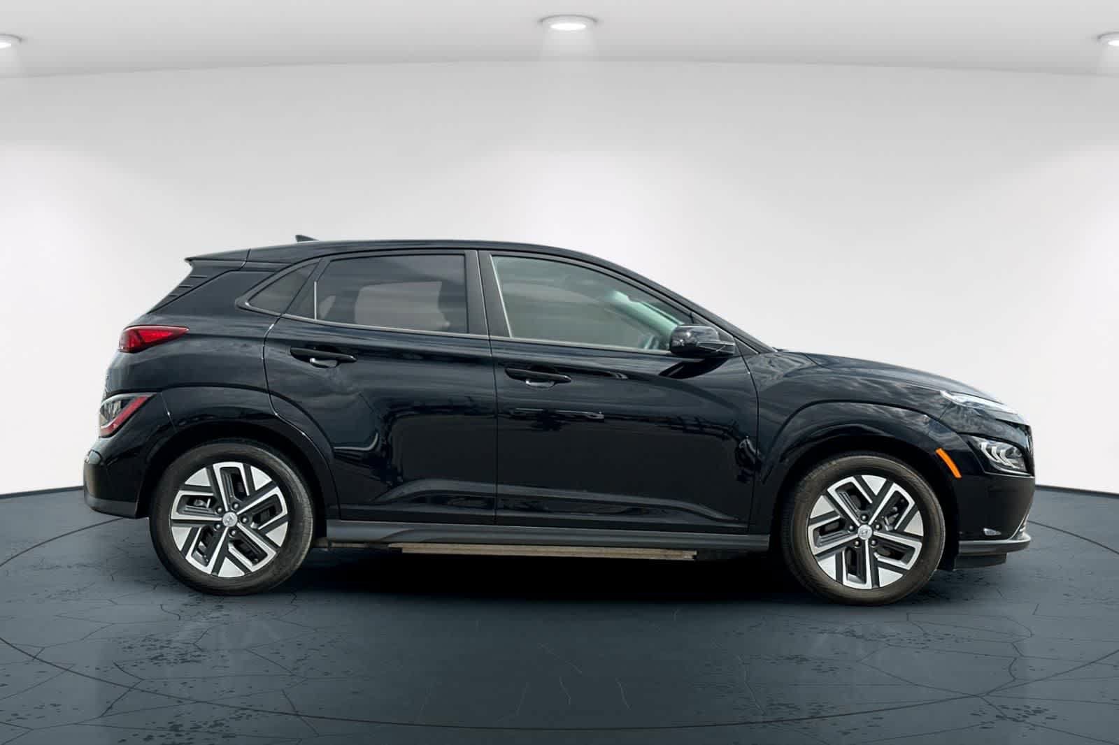 Used 2023 Hyundai Kona Limited w/ Cargo Package FWD image 6
