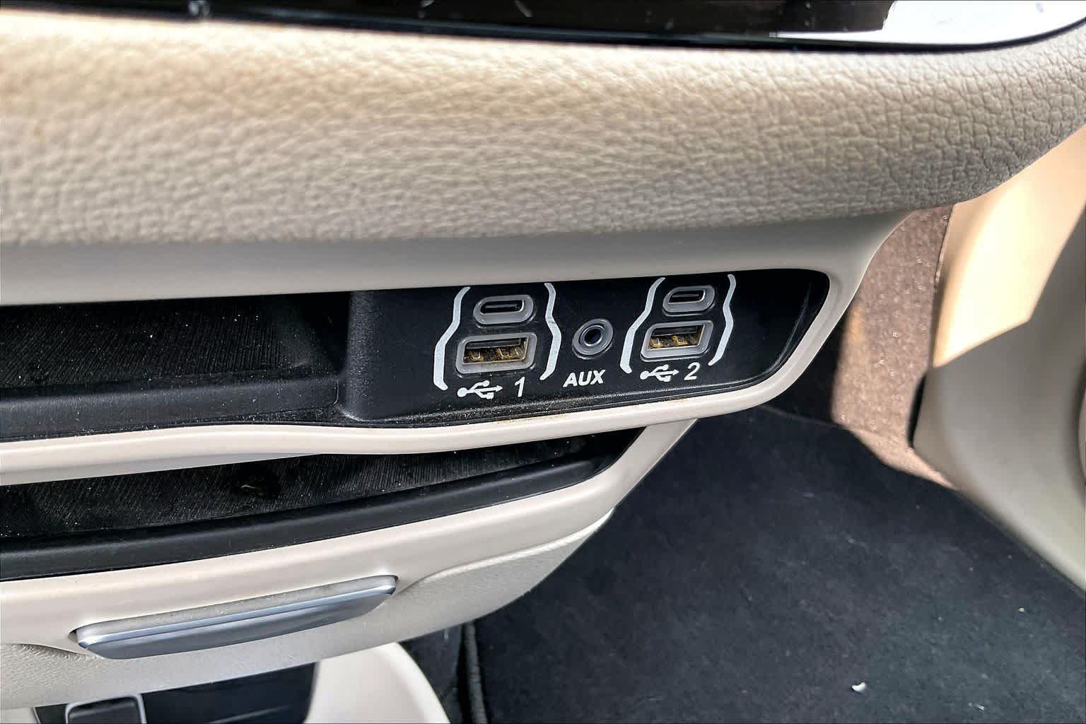 Used 2023 Chrysler Pacifica Touring-L FWD image 29