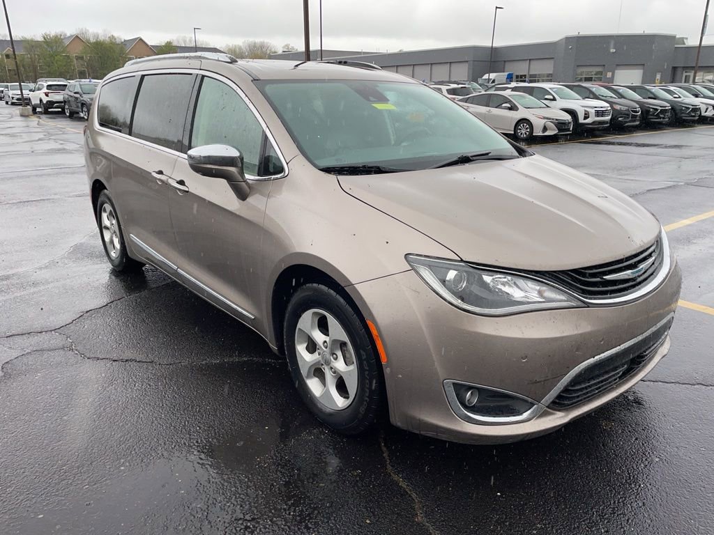 Used 2017 Chrysler Pacifica Platinum FWD image 3