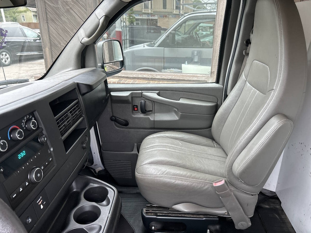 Used 2011 Chevrolet Express 2500 Extended RWD image 12