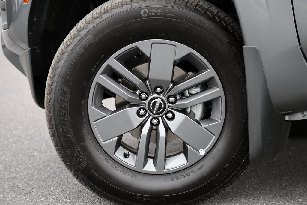 Used 2025 Nissan Frontier SV image 3