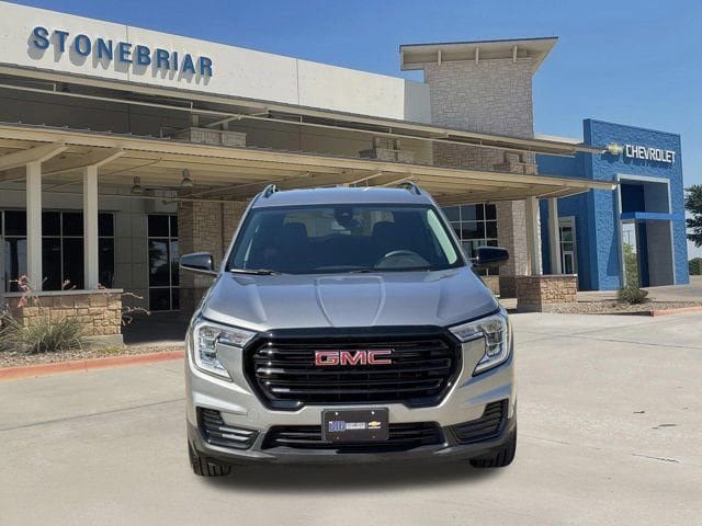 Used 2024 GMC Terrain SLE w/ Driver Convenience Package FWD image 9