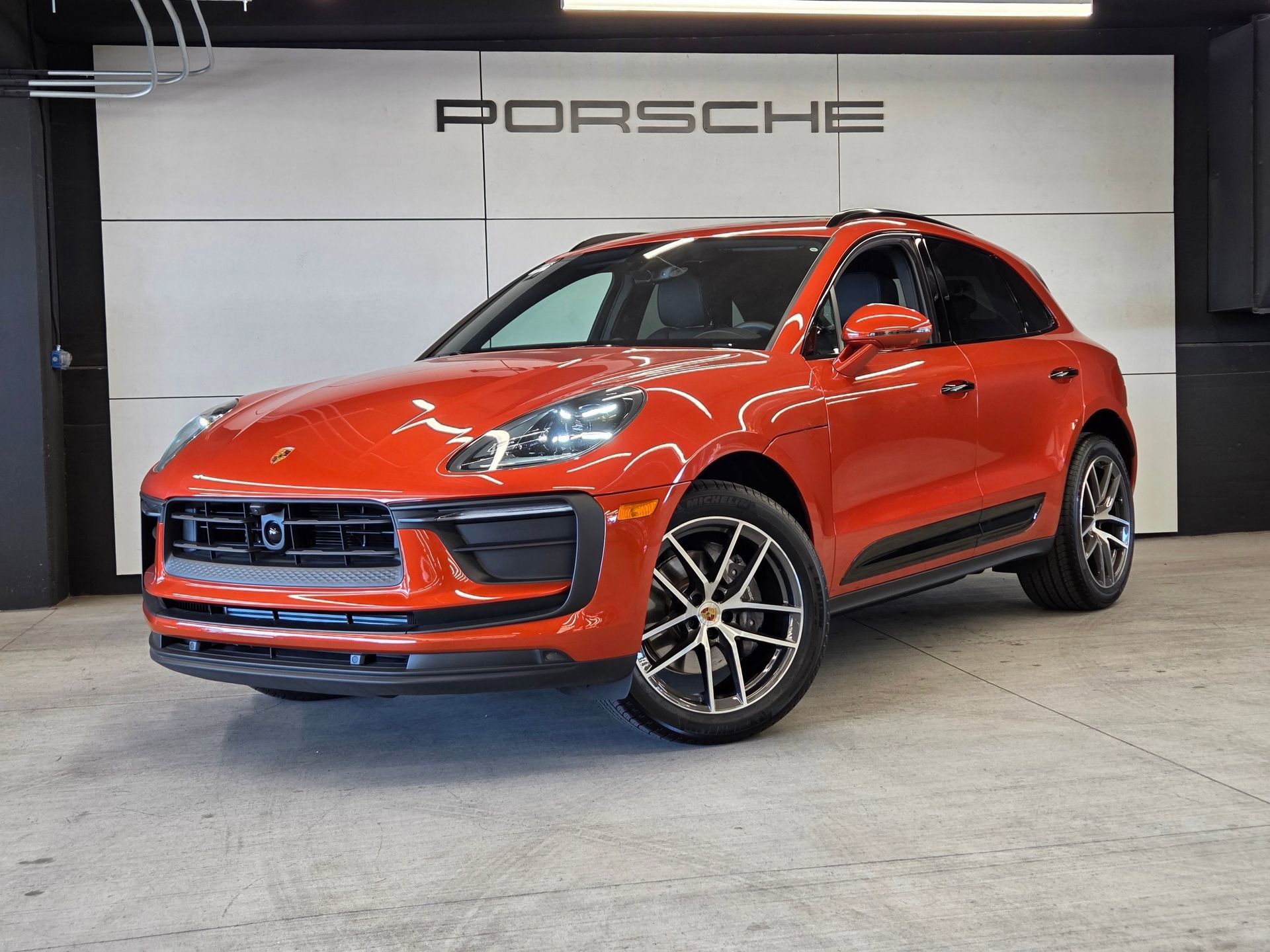 Certified 2025 Porsche Macan AWD/4WD image 1