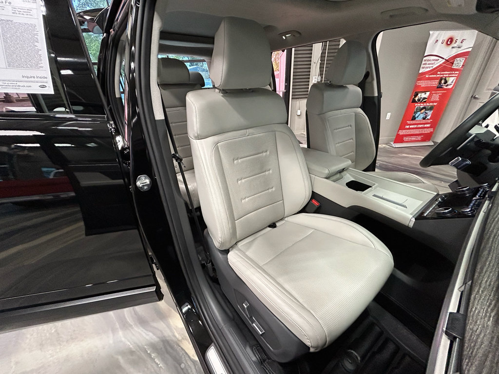 Used 2024 Hyundai Santa Fe Calligraphy AWD/4WD image 3