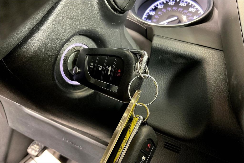 Used 2019 Toyota Camry LE image 14