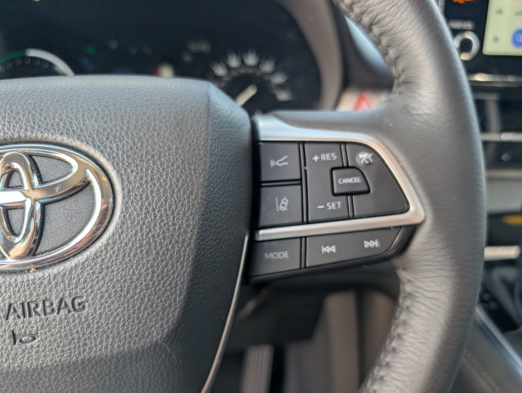 Used 2025 Toyota Sienna XLE w/ XLE Plus Package FWD image 23