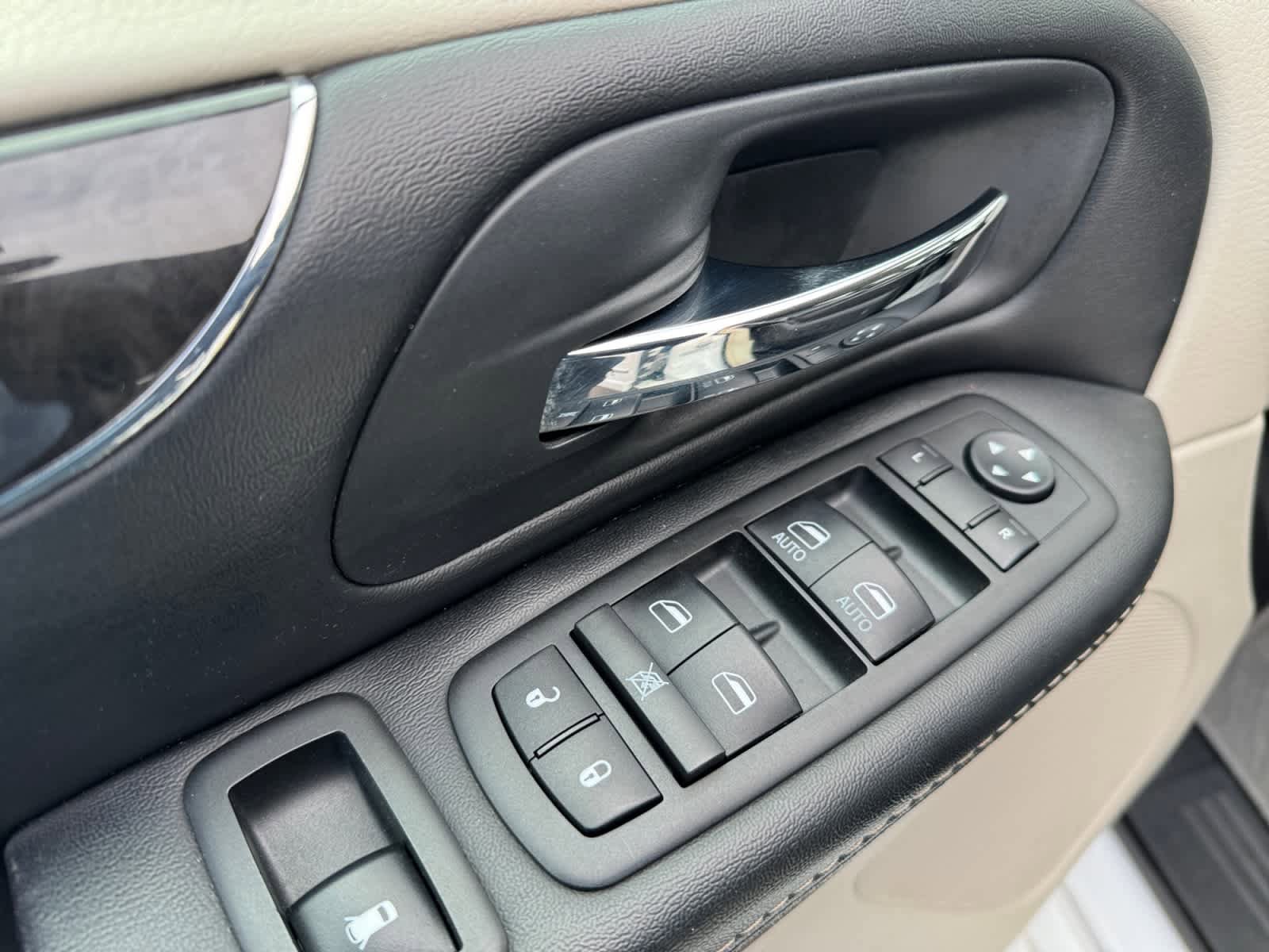 Used 2015 Chrysler Town & Country Touring-L image 24