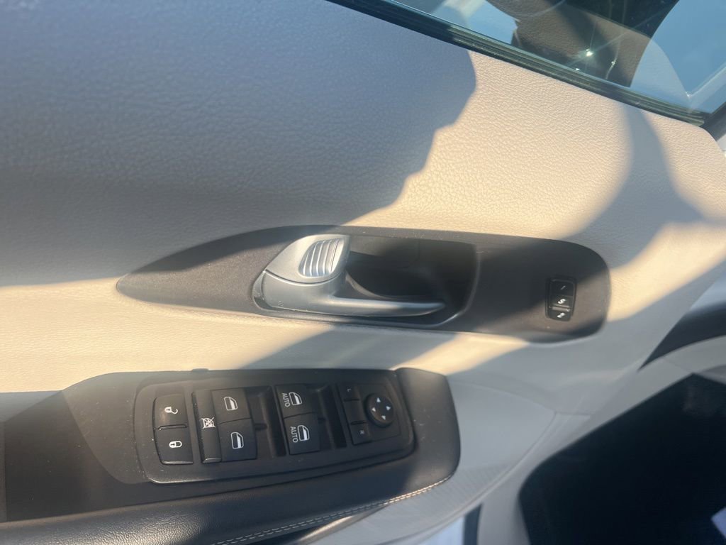 Used 2024 Chrysler Pacifica Touring-L image 12