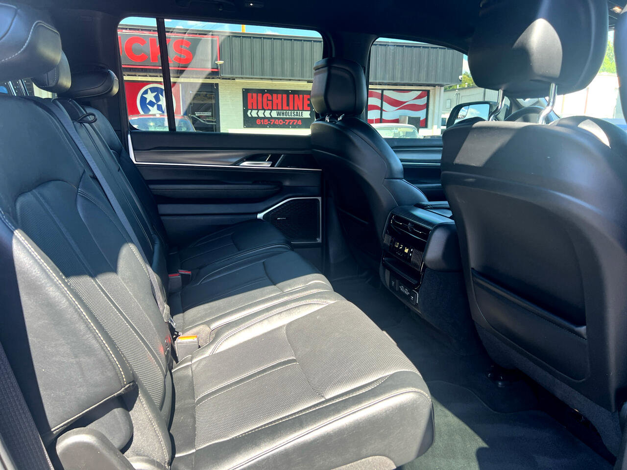 Used 2023 Jeep Wagoneer L Series II image 7