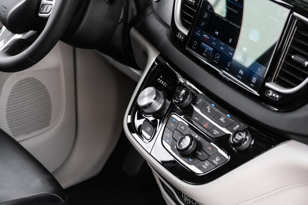 Used 2024 Chrysler Pacifica Touring-L FWD image 32