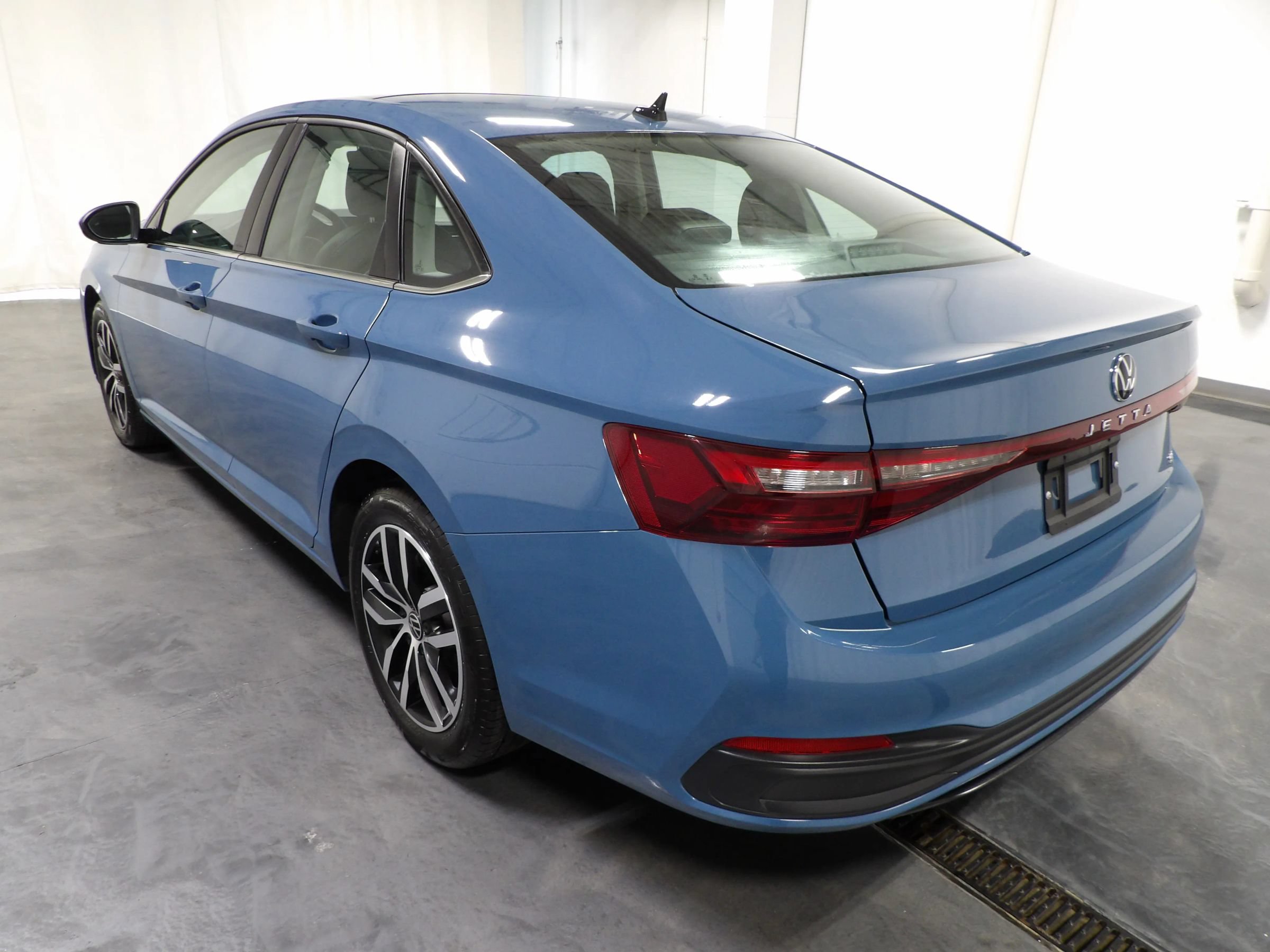 Used 2026 Volkswagen Jetta SE FWD image 8