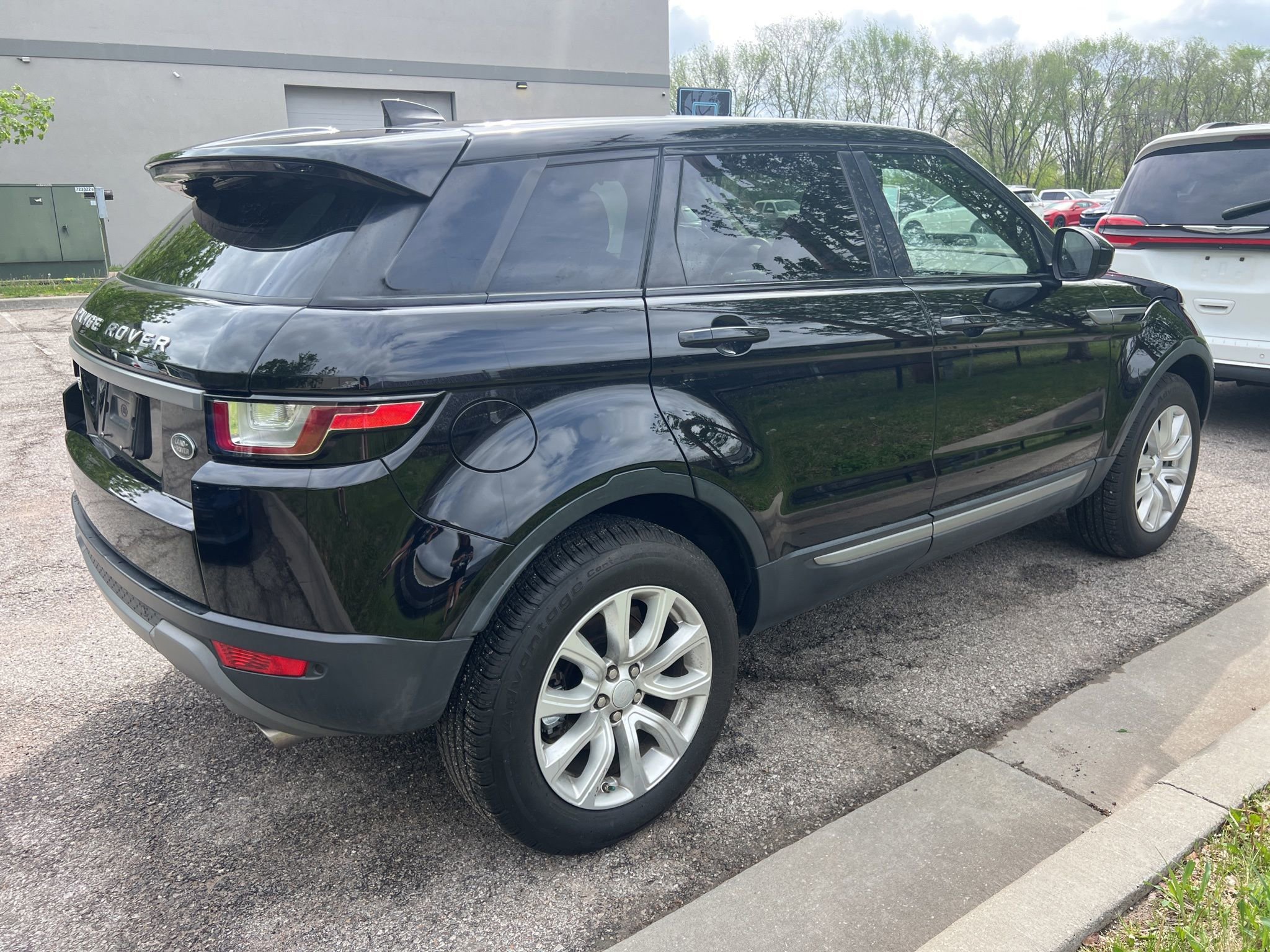 Used 2019 Land Rover Range Rover Evoque SE image 5
