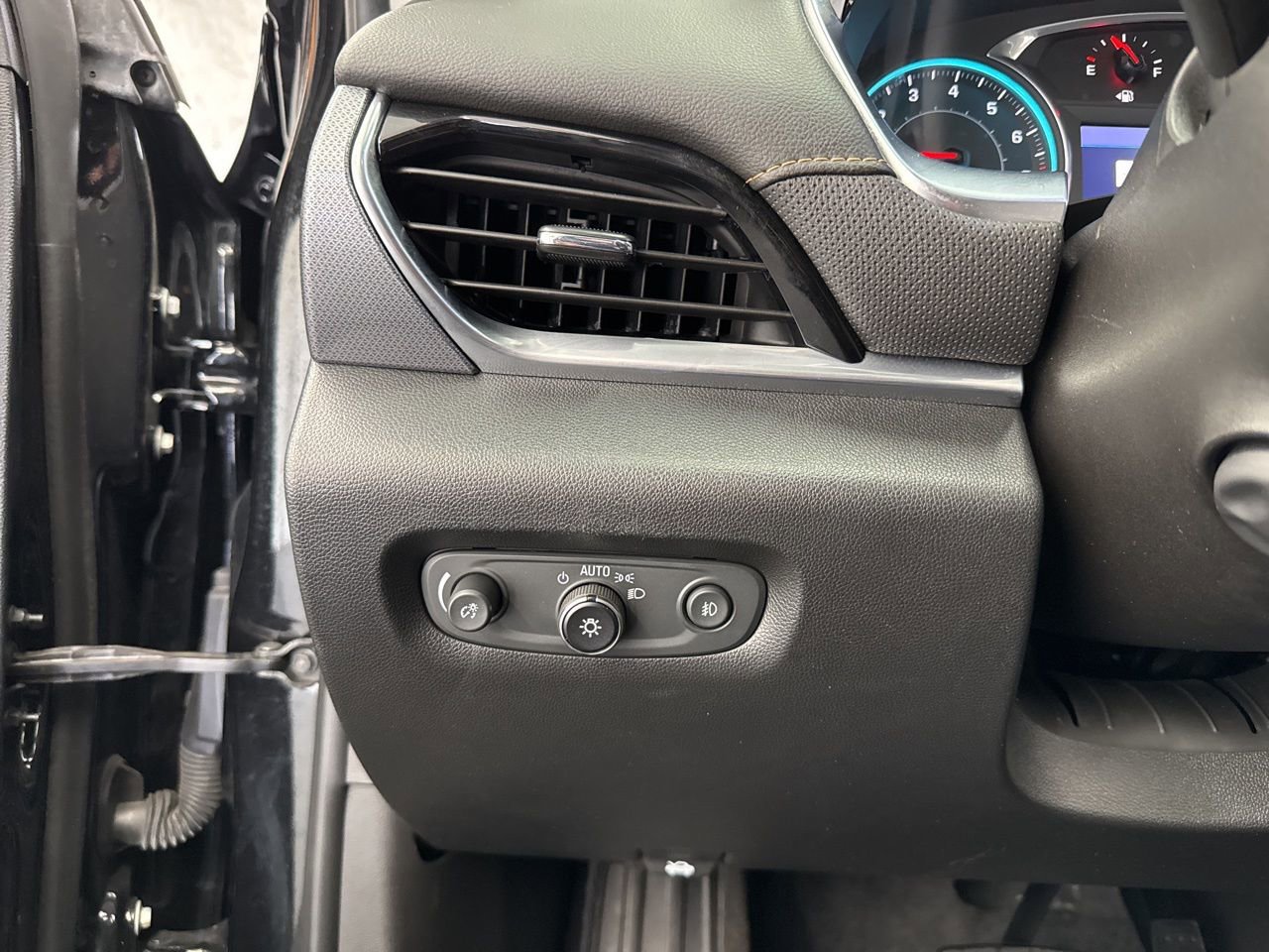 Used 2020 Chevrolet Traverse Premier image 36