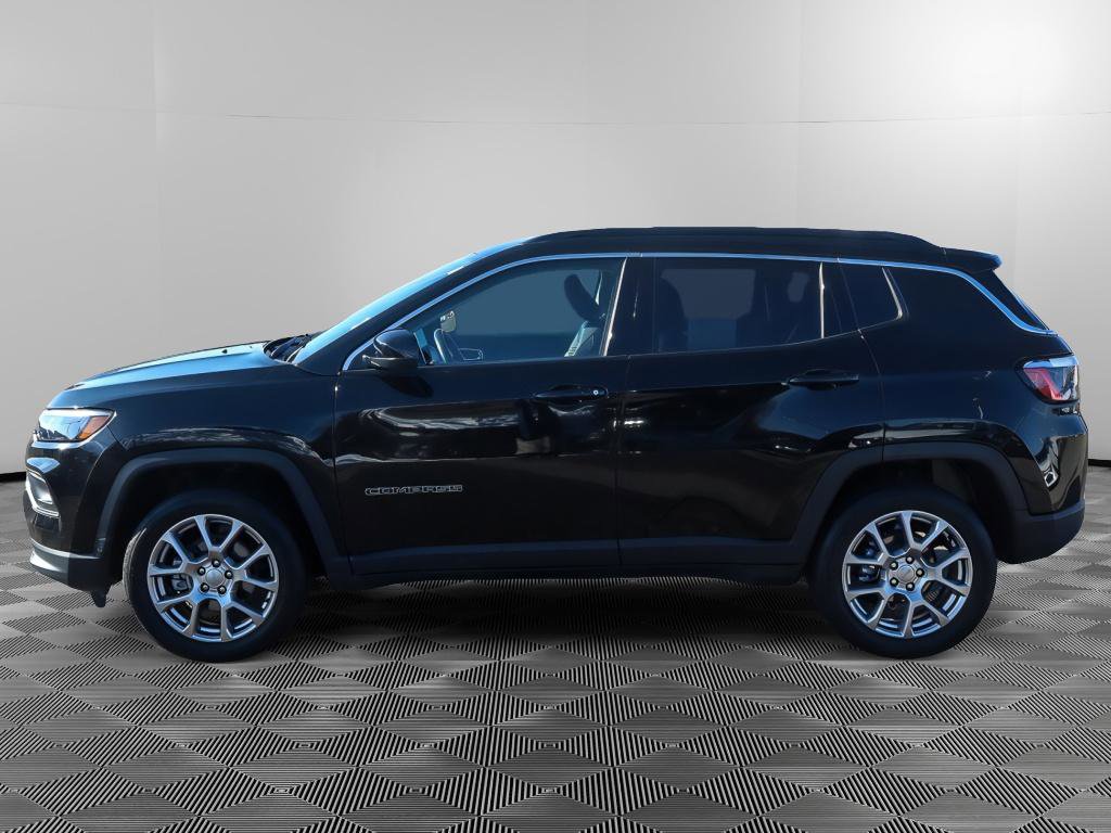 Used 2022 Jeep Compass Latitude image 3