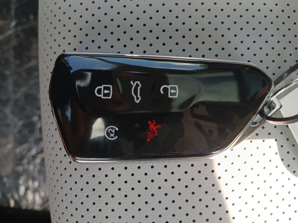 New 2025 Volkswagen Tiguan SE image 28