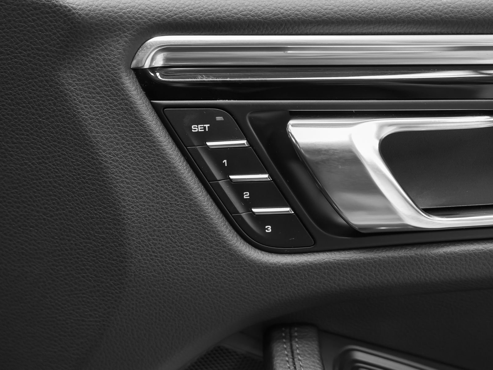 Certified 2026 Porsche Macan AWD/4WD image 22