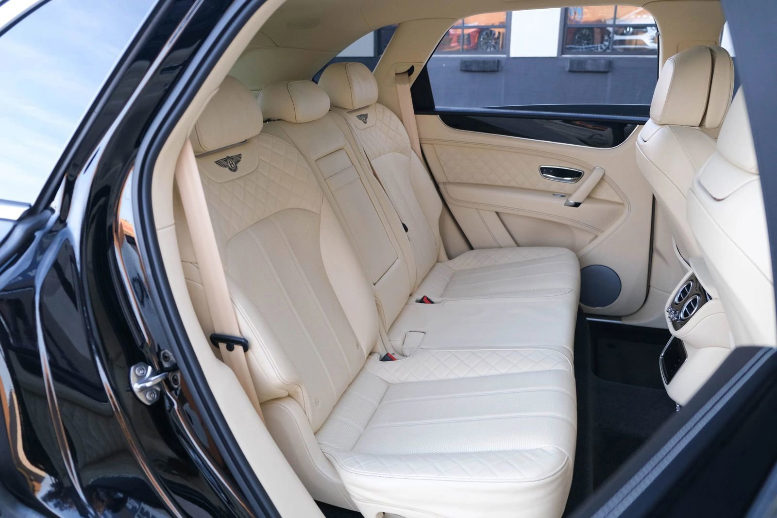 Used 2018 Bentley Bentayga image 29