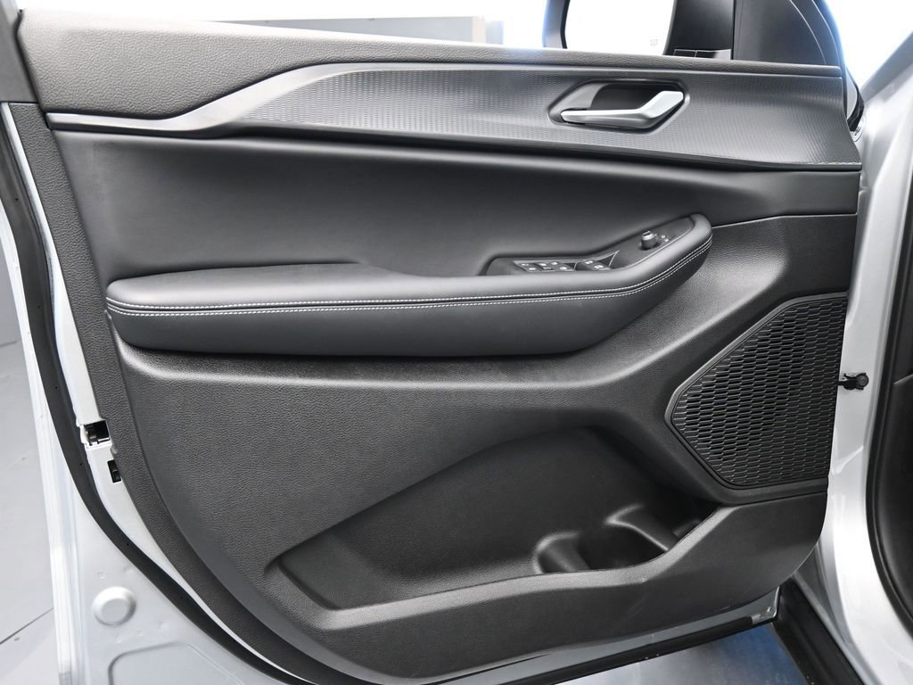 Used 2024 Jeep Grand Cherokee Laredo w/ Trailer Tow Package image 11