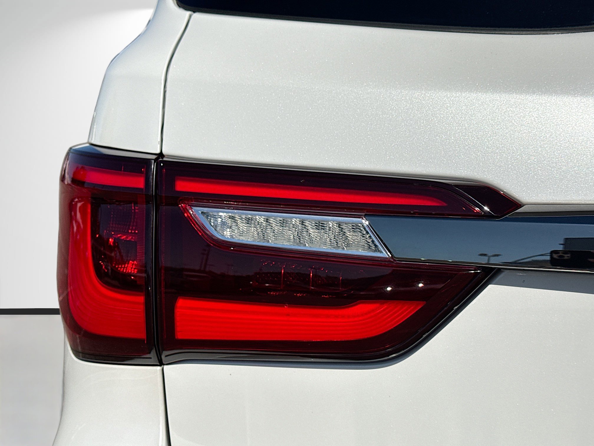 Used 2024 INFINITI QX80 Sensory image 10