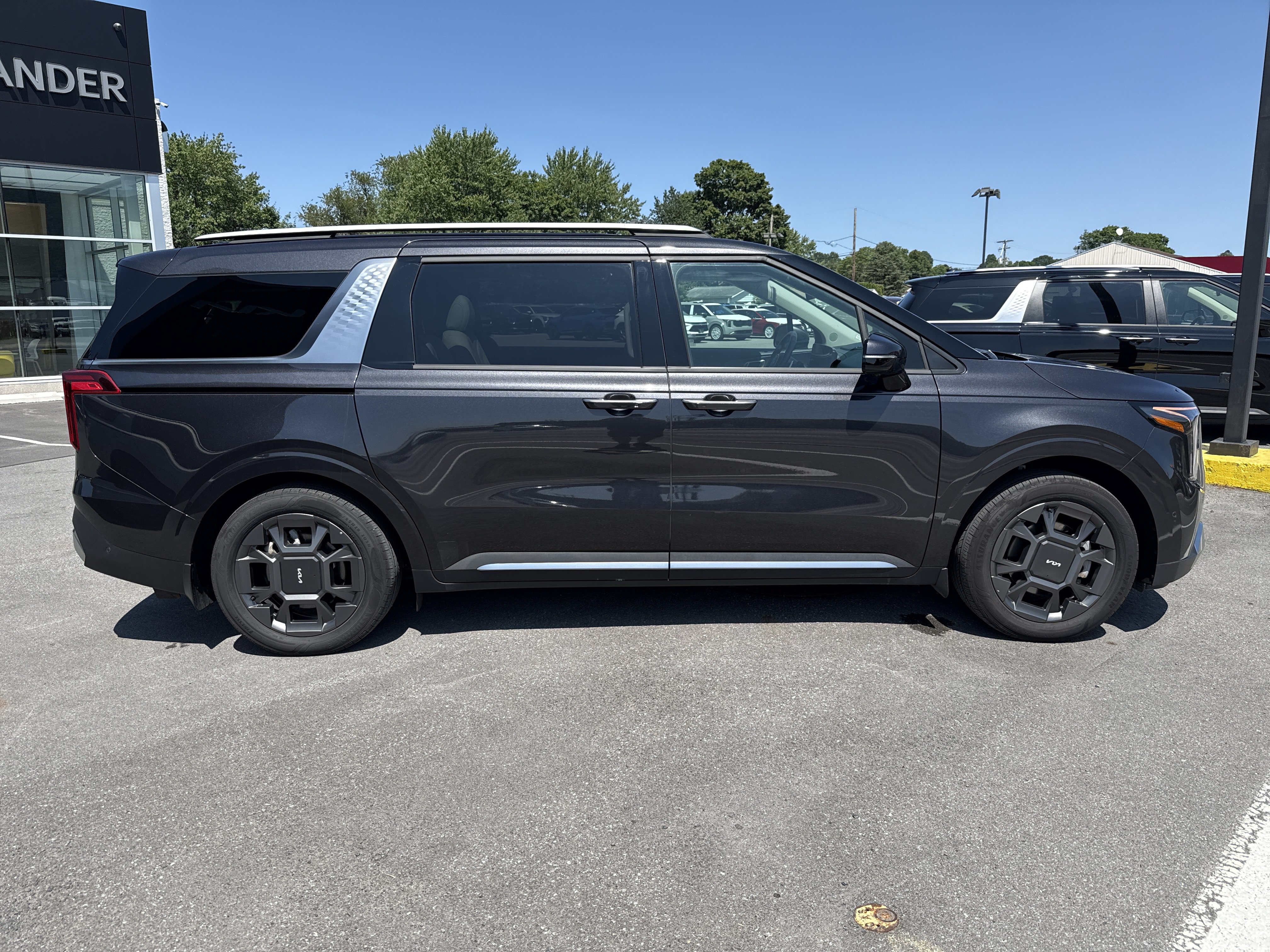 Certified 2025 Kia Carnival SX FWD image 2