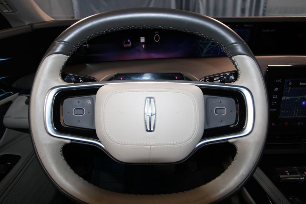 Used 2025 Lincoln Nautilus Premier image 12