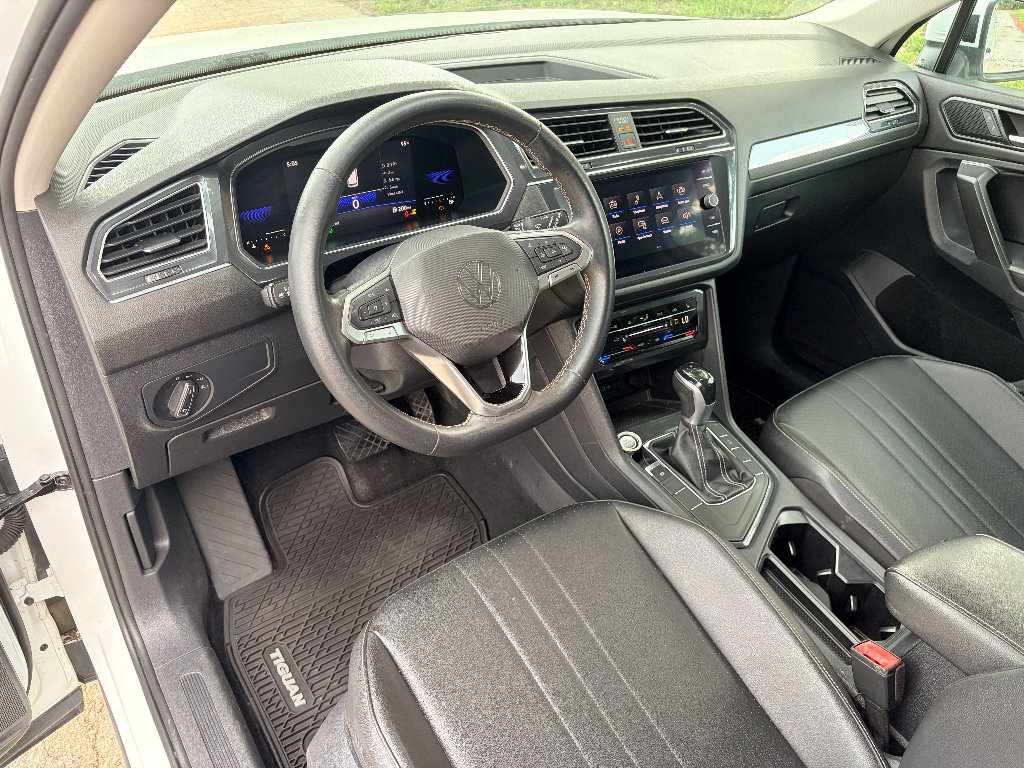 Used 2022 Volkswagen Tiguan SE w/ Panoramic Sunroof Package FWD image 12