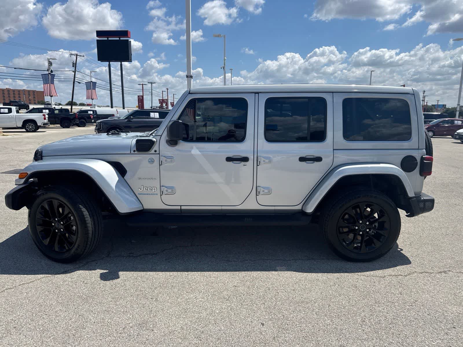 Used 2024 Jeep Wrangler Unlimited Sahara w/ Technology Group AWD/4WD image 2