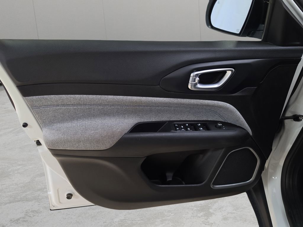 Used 2024 Jeep Compass Latitude image 14