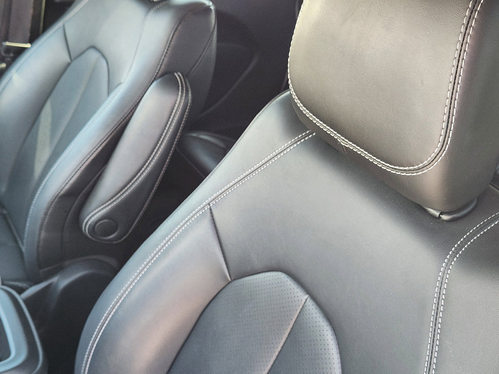 Used 2025 Chrysler Pacifica Select image 16