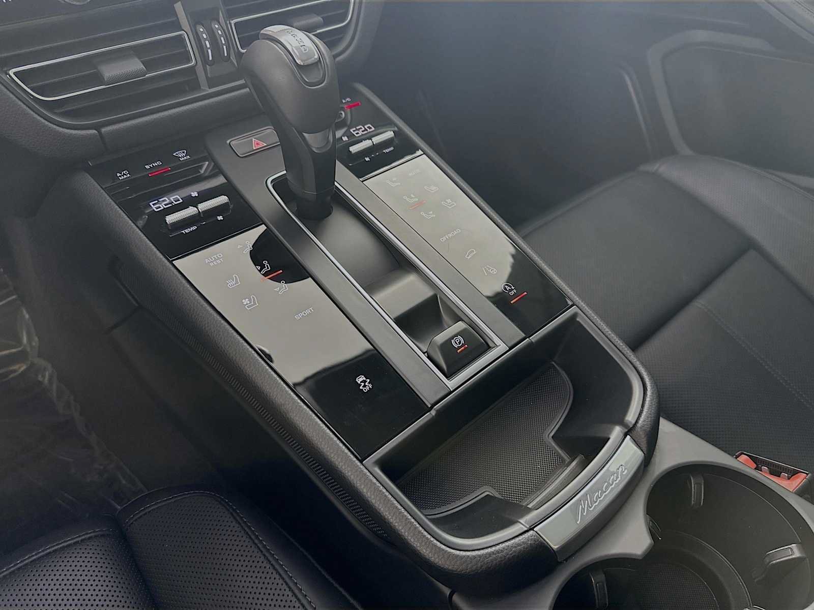 Certified 2025 Porsche Macan AWD/4WD image 21