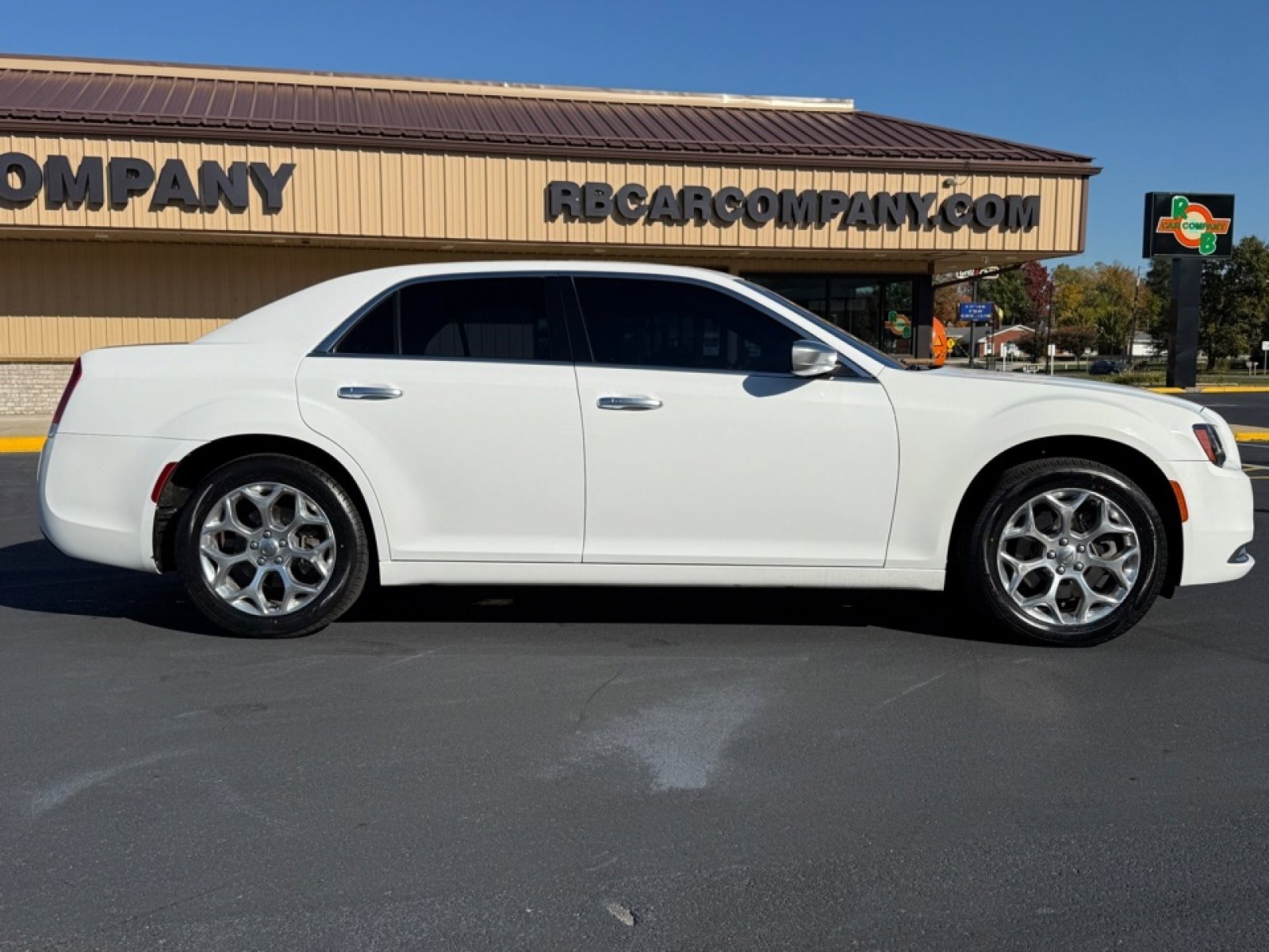 Used 2017 Chrysler 300 C Platinum image 9